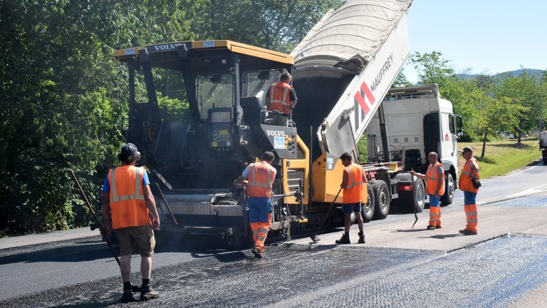 Pose d'enrobé sur la route du rond-point de Saulxures-sur-Moselotte